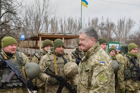 Порошенко: Россия держит на границе 1120 танков и 2600 броневиков