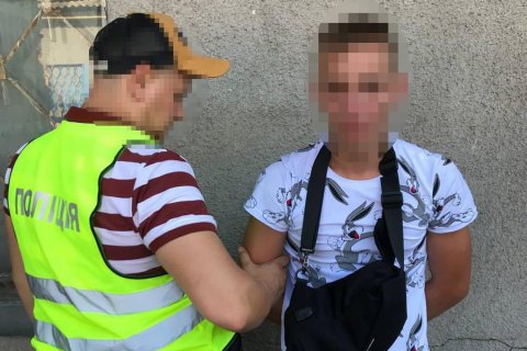 В Киеве мошенники обменяли $46 тыс. на сувенирные гривны и совершили наезд на полицейского во время побега