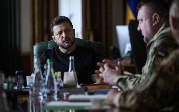 Зеленський провів зустрічі з командирами корпусів: про потреби фронту і можливі дії Росії на Чернігівсько-Київському напрямку