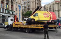 Центр Киева начали зачищать от машин с кофе и шаурмой