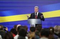 Порошенко назвал себя единственным президентом, который становится все беднее