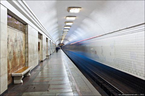 На станции метро "Арсенальная" в Киеве на рельсы упал человек (обновлено)
