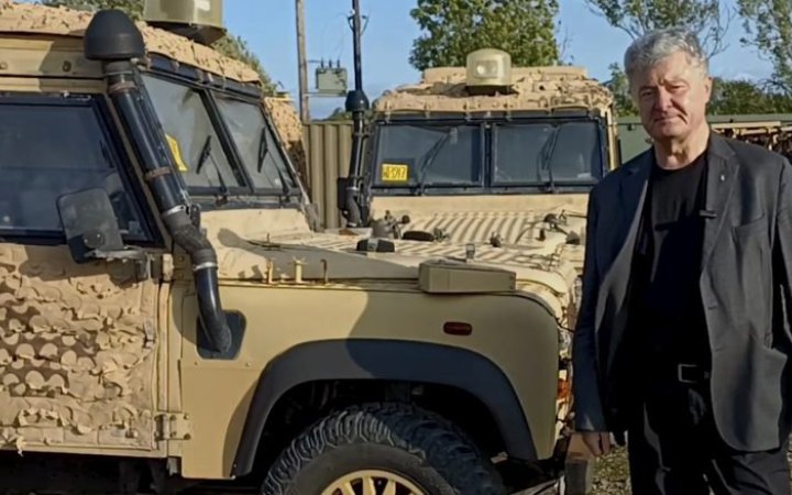 Порошенко повідомив, що купив у Великій Британії нову партію техніки для фронту