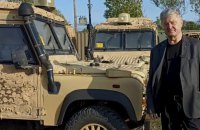 Порошенко повідомив, що купив у Великій Британії нову партію техніки для фронту
