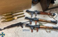 Продавці “трофейної зброї”: СБУ вилучила автомати Калашникова, гранатомети та ящики з набоями 