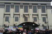 Посольство Росії у Києві закидали зеленкою і яйцями