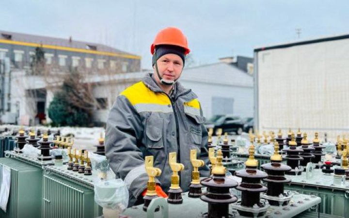 Компанія Hitachi передала Україні більше півсотні генераторів