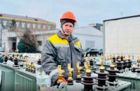 Компанія Hitachi передала Україні більше півсотні генераторів