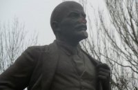 В Мелитополе изуродовали и обрисовали памятник Ленину