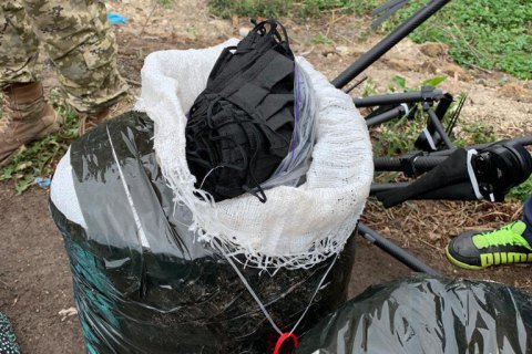 На Волыни со стрельбой остановили контрабандистов, которые пытались дроном переправить два мешка масок