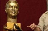 Януковича вырезали из мрамора