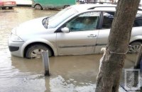 В Одессе затопило улицы вблизи "Привоза"