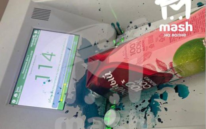 У Сімферополі жінка залила зеленкою урну для голосування