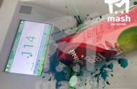 У Сімферополі жінка залила зеленкою урну для голосування