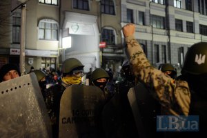 МВД: активисты повредили бензобак и сняли номера с милицейского авто под Подольским райсудом