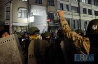 МВД: активисты повредили бензобак и сняли номера с милицейского авто под Подольским райсудом