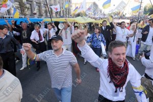 На Майдане у людей отбирают флаги и символику