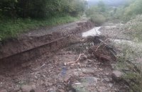 Из-за непогоды в Ивано-Франковской области на двух дорогах произошел оползень