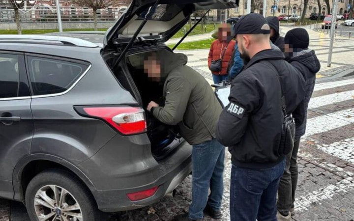 Прикордонника підозрюють в організації разом з братом-росіянином виїзду за кордон майже 80 ухилянтів
