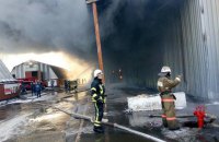 У Вишневому спалахнула велика пожежа на складі