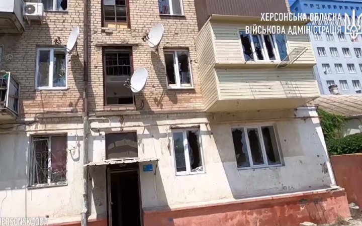 Росіяни обстріляли Херсон, поранені четверо людей, серед них – двоє волонтерів