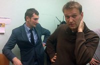 В Москве прохожим раздавали презервативы с фото Навального и Ходорковского