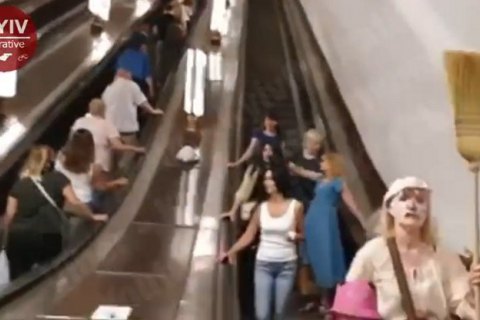 В киевском метро заметили женщин, которые призывали пассажиров снять маски