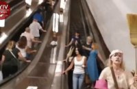 В киевском метро заметили женщин, которые призывали пассажиров снять маски