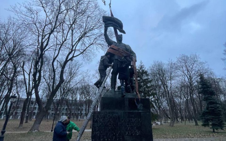 У Києві демонтували пам’ятник учасникам антиукраїнського "січневого повстання"