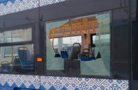 Підлітки розбили вікно у вагоні швидкісного трамвая в Києві