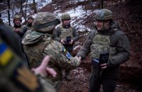 Зеленский посетил военных на передовой 