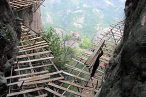 В Китае строят самую длинную экскурсионную дорогу на километровой высоте