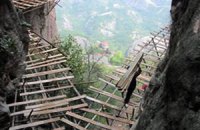 В Китае строят самую длинную экскурсионную дорогу на километровой высоте