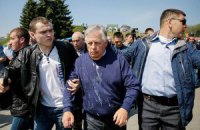 Симоненко на митинге облили кефиром