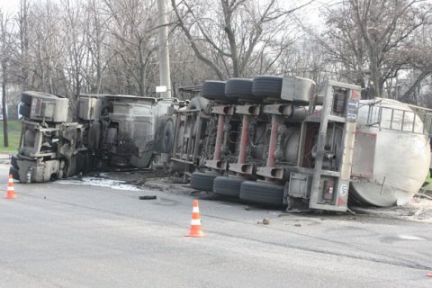 Фура с пивными дрожжами перевернулась на дороге в Запорожье