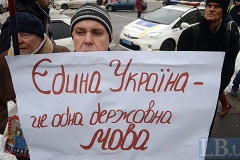 На украинском языке дома разговаривают почти втрое больше украинцев, чем на русском, - опрос