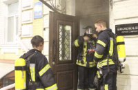 Спасатели эвакуировали 20 жильцов из-за пожара в подвале дома в центре Киева