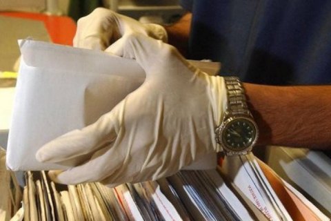 В отправленных иностранным посольствам в Москве конвертах с порошком нашли письма от имени депутата Госдумы