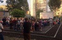 Во дворе киевской многоэтажки организовали кинотеатр под открытым небом