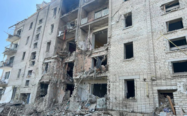 Окупанти обстріляли багатоповерхівку у Вознесенську, є поранені