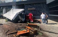У центрі Києва автомобіль врізався в літню терасу (уточнено)