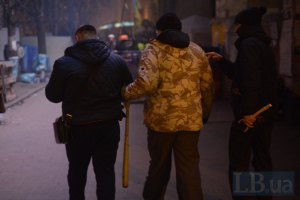 "Титушки" напали на машины Автомайдана на Петровке в Киеве