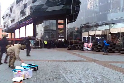 Активисты ВОО "Сокол" заблокировали работу ТРЦ "Океан плаза"