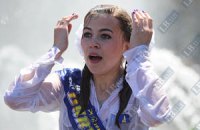 Выпускники традиционно искупались в фонтане