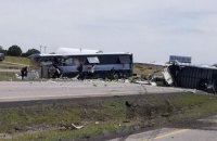 Вантажівка знесла пасажирський автобус в американському Нью-Мексико, 7 загиблих