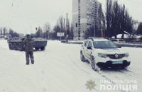 У Києві залучили БТРи для витягування автомобілів зі снігу