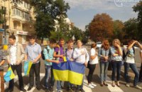 Детский флешмоб в Мариуполе перекрыл движение в центре города