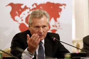 Квасьневский просит не спешить с введением санкций против украинской власти