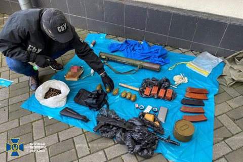 В центре Киева нашли тайник с боеприпасами и оружием