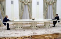 Макрон пояснив, чому Путін напав на Україну: "Образа на весь світ переросла в параною"